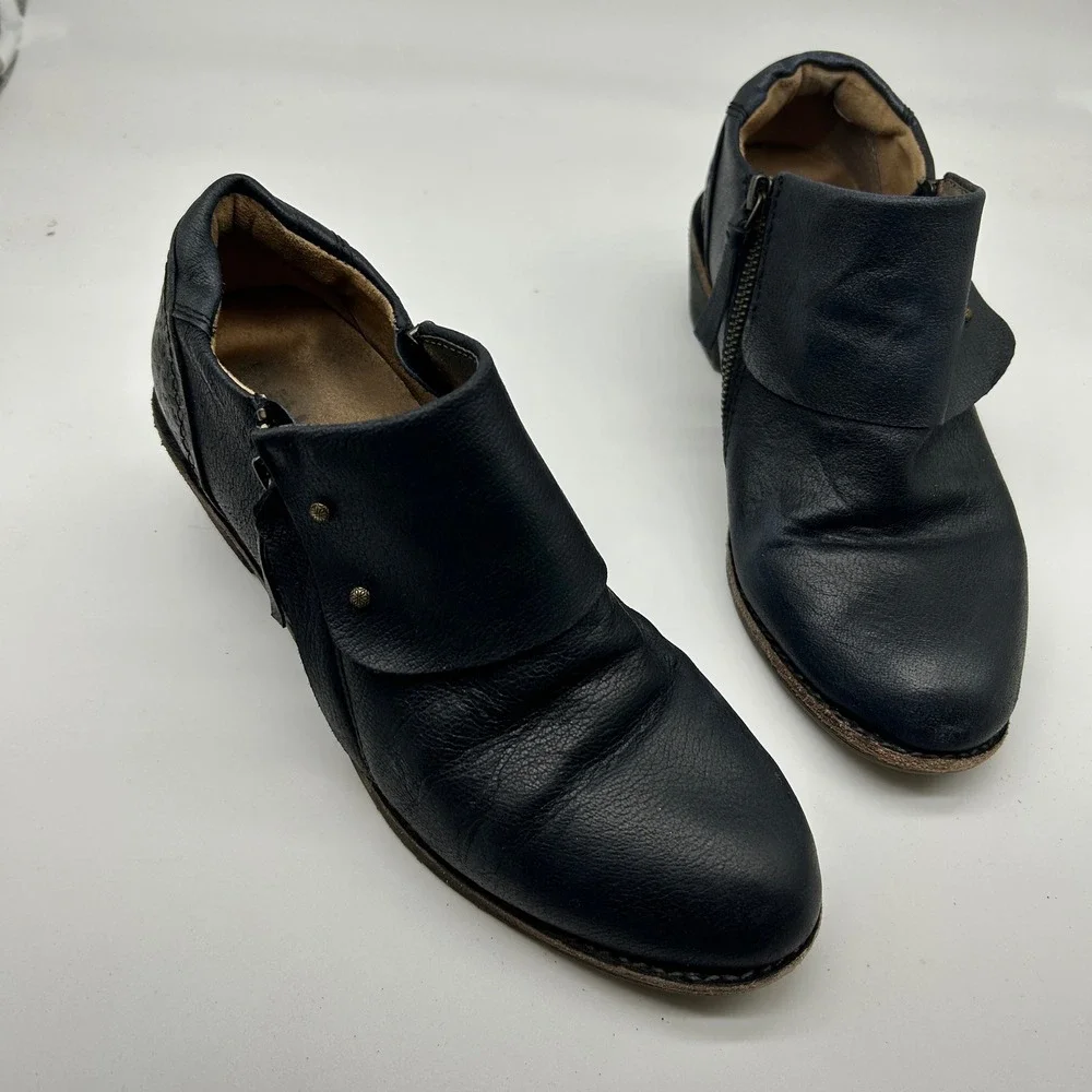 Halsa‎ Michelle Black Leather Ankle Boots Side Zip Embossed Women's Size 9M